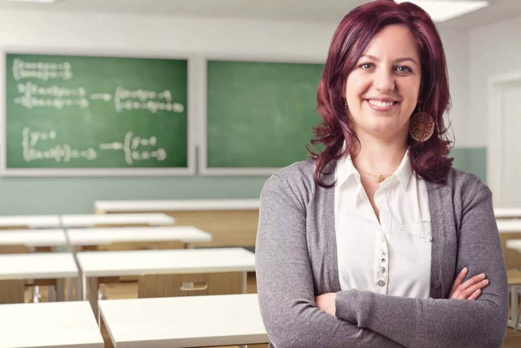 אישה מחייכת בכיתה