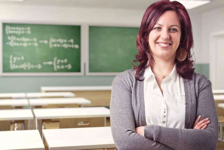 אישה מחייכת בכיתה